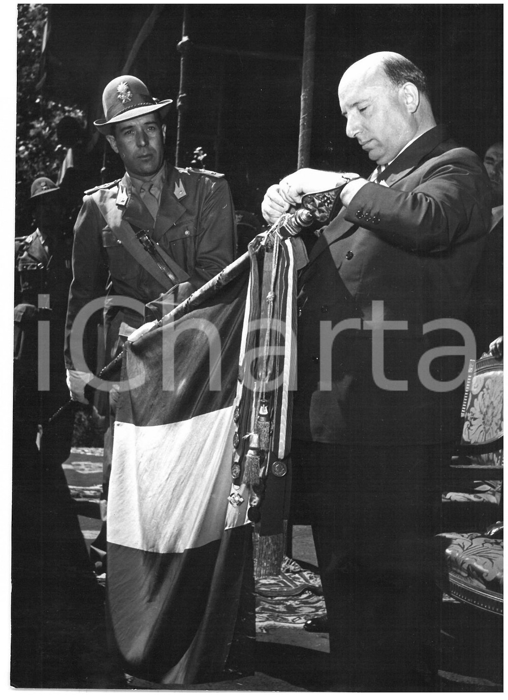 1954 ROMA 180Â° Anniversario fondazione GUARDIA DI FINANZA - Mario SCELBA *Foto Fotografia d'epoca con didascalia coeva al verso.  CONDIZIONI: FAIR (ondulazione al margine destro) CONDIZIONI: 13x18 cm     originale e autentica 1