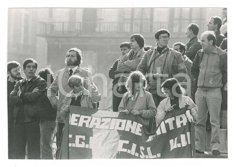 1981 MILANO Area Duomo - Sciopero CGIL CISL UIL - Lavoratori in attesa *Foto Fotografia originale. GOOD/buono  Formato: 12x8 cm originale e autentica 1