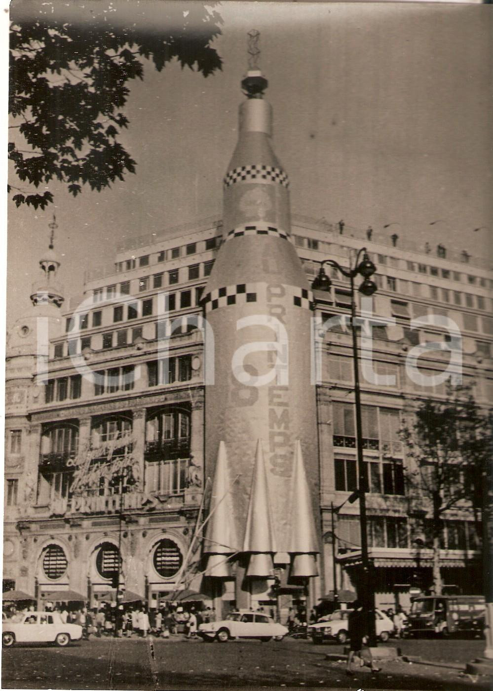 Fotografia d epoca originale 1968 PARIS  PRINTEMPS built space rocket for Christmas holidays Foto 13x18 cm 1