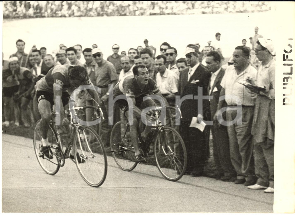1954 ROMA Giro Ciclistico del Lazio - Vincitore Angelo CONTERNO al traguardo   Fotografia d'epoca con didascalia coeva.  CONDIZIONI: FAIR (sovraimpressione circolare) FORMATO: 18x13 cm     originale e autentica 1