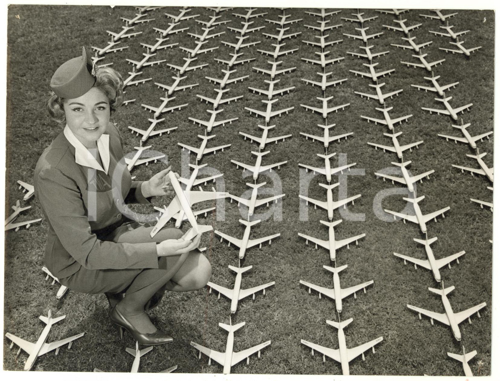1960 MANCHESTER Hostess of TRANS WORLD AIRLINES with models of jet-airliners 