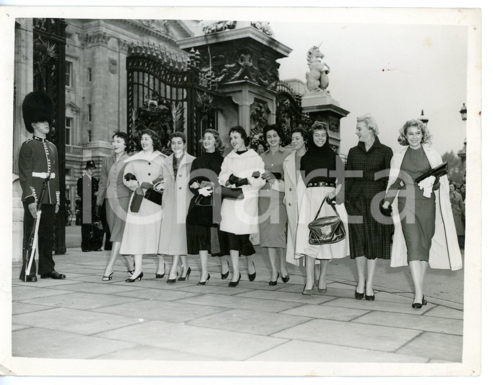 1958 LONDON Miss World contestants parading in front of Buckingham Palace *Foto