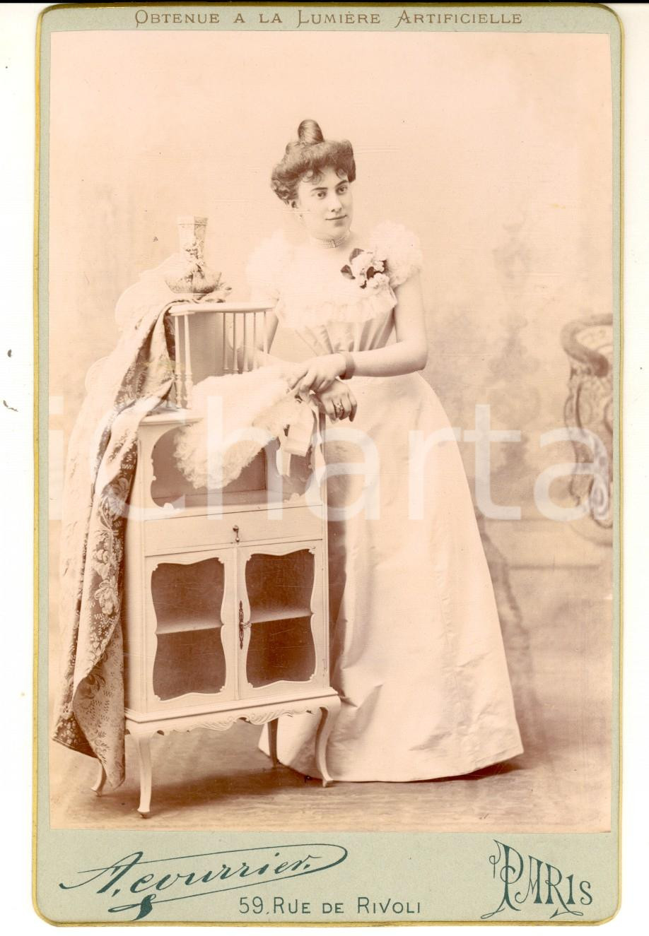 Fotografia d epoca originale 1890 ca PARIS Ritratto di nobildonna con ventaglio a piume Foto A. COURRIER 1