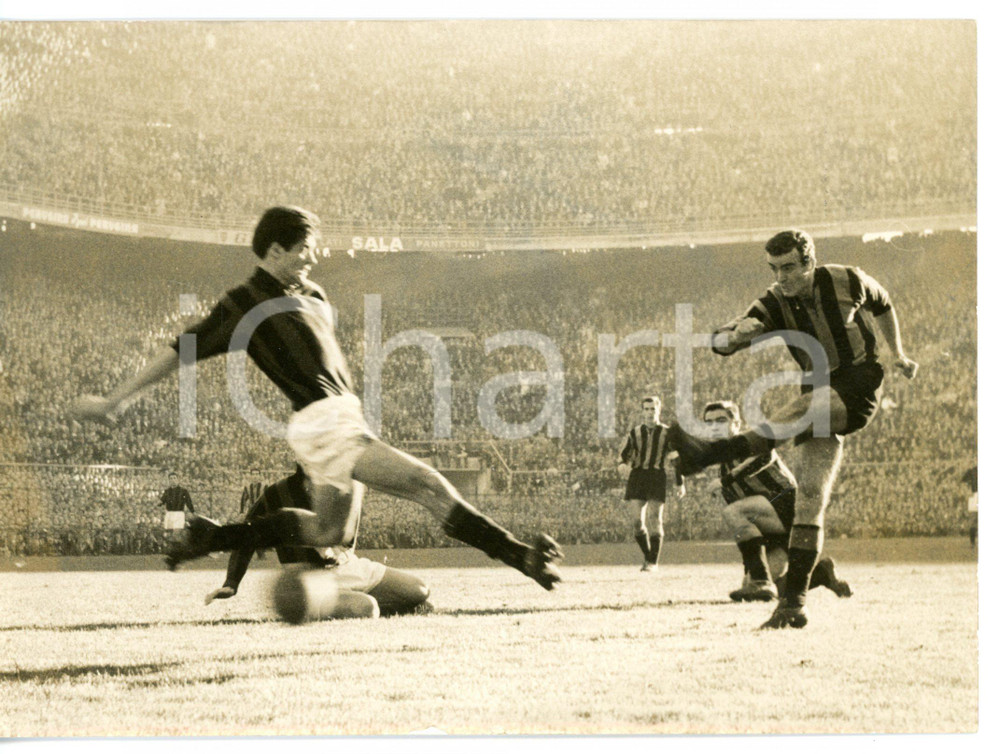 1960 CALCIO Serie A - INTER-MILAN 1-0 Tiro di Mario CORSO in area di rigore 