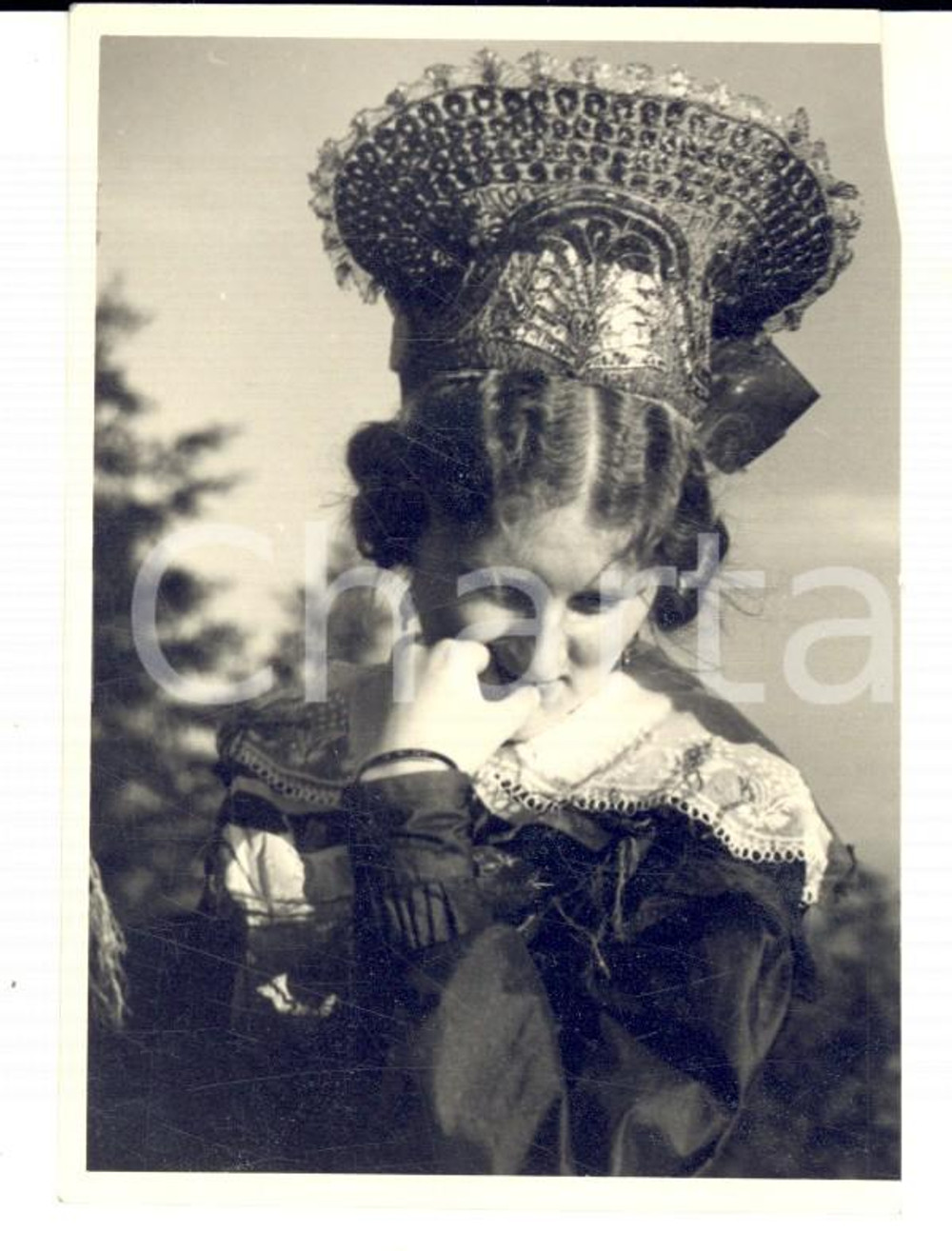 Fotografia d epoca originale 1930 ca COSTUMI VALLE D AOSTA ? Ritratto di giovane donna Fotografia 7x9 cm 1