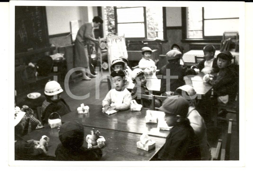 1958 JAPAN Bambini nella loro aula scolastica *Fotografia VINTAGE 12x8 cm