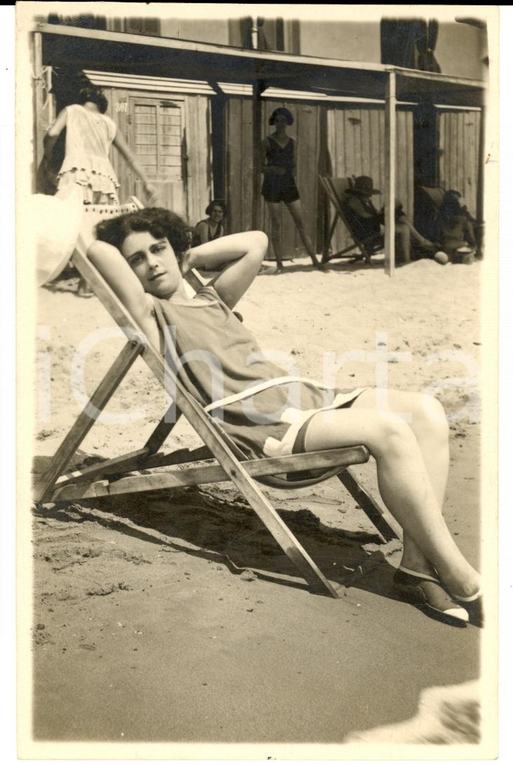 Fotografia d epoca originale 1928 ALASSIO SV Giovane donna posa sulla sdraio in riva al mare Foto VINTAGE 1