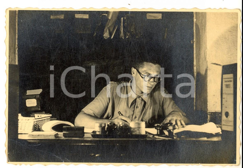 Fotografia d epoca originale 1936 AOI MASSAUA Il lavoro in un ufficio coloniale Foto cartolina 14x9 cm 1