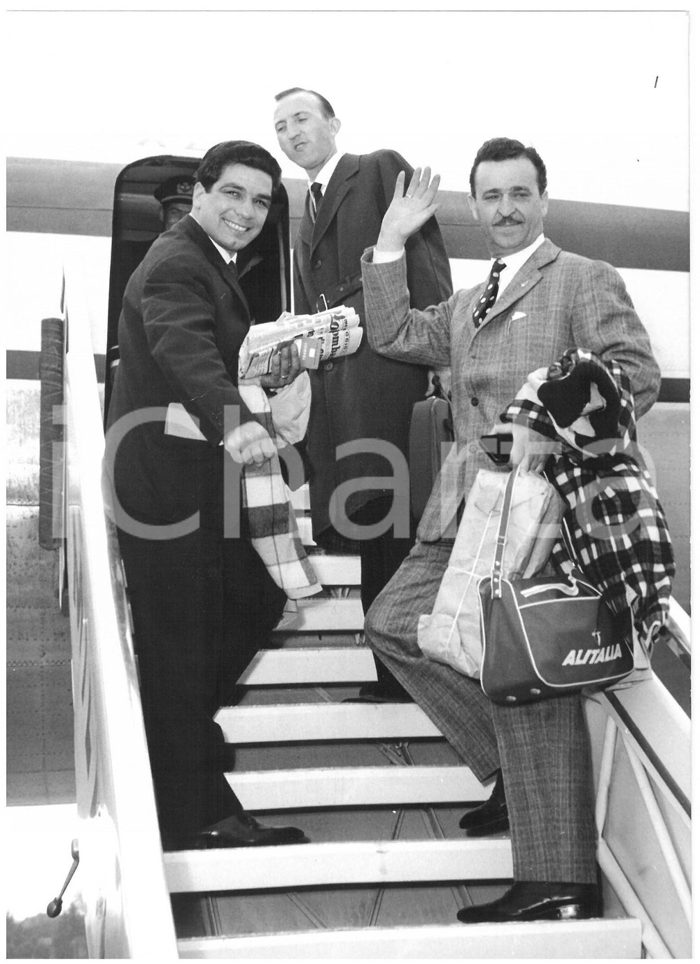 1960 MILANO - ALITALIA Duilio LOI in partenza per gli USA *Foto 13x18 cm Fotografia d'epoca con didascalia coeva al verso.  CONDIZIONI: G (ma piccola piegatura al margine sinistro) CONDIZIONI: 13x18 cm    originale e autentica 1