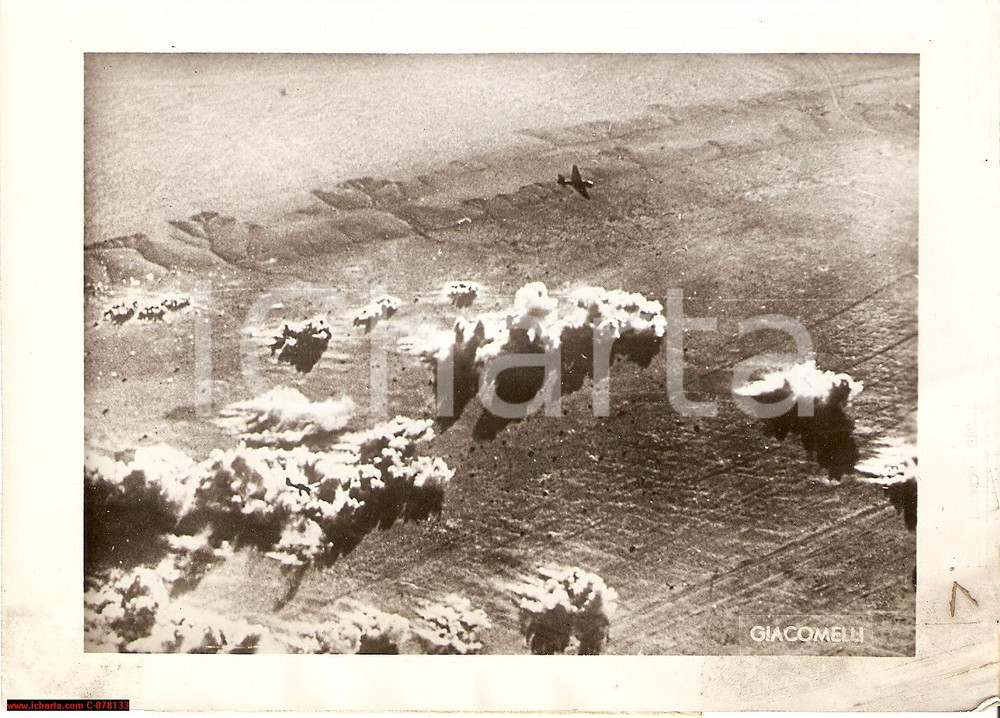 Fotografia d epoca originale 1941 Libya, English tanks bombed by Axis fighter planes 1