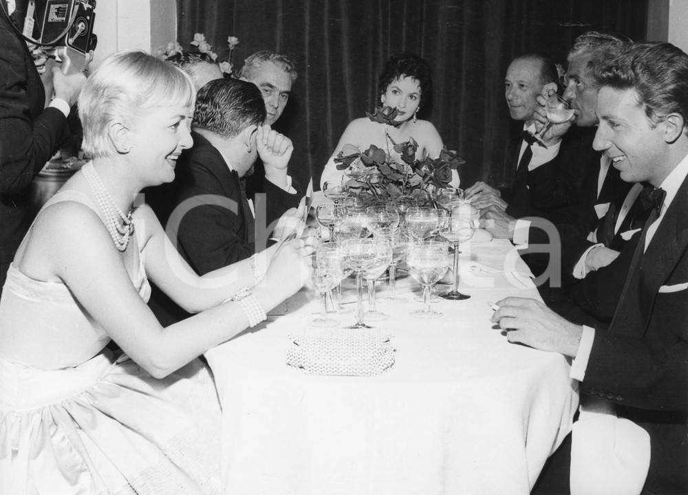 1955 SANREMO Rally del Cinema - Elena GIUSTI a tavola con Mike BONGIORNO - Foto 1955Fotografia vintage rara d'epoca.Si riconosce, in fondo alla tavola, Gina Lollobrigida.Timbro archivio Publifoto Genova al verso.FORMATO: 24x18 cm CONDIZIONI: FAIR (lievi ondulature marginali e difetti di stampa)ICHARTA mette in vendita le stampe vintage della collezione Publifoto Genova, per la maggior parte inedita o in tiratura di pochi esemplari. Si tratta di un'ottima opportunit&agrave; di investimento per i collezionisti di fotografie d'epoca.    originale e autentica 1