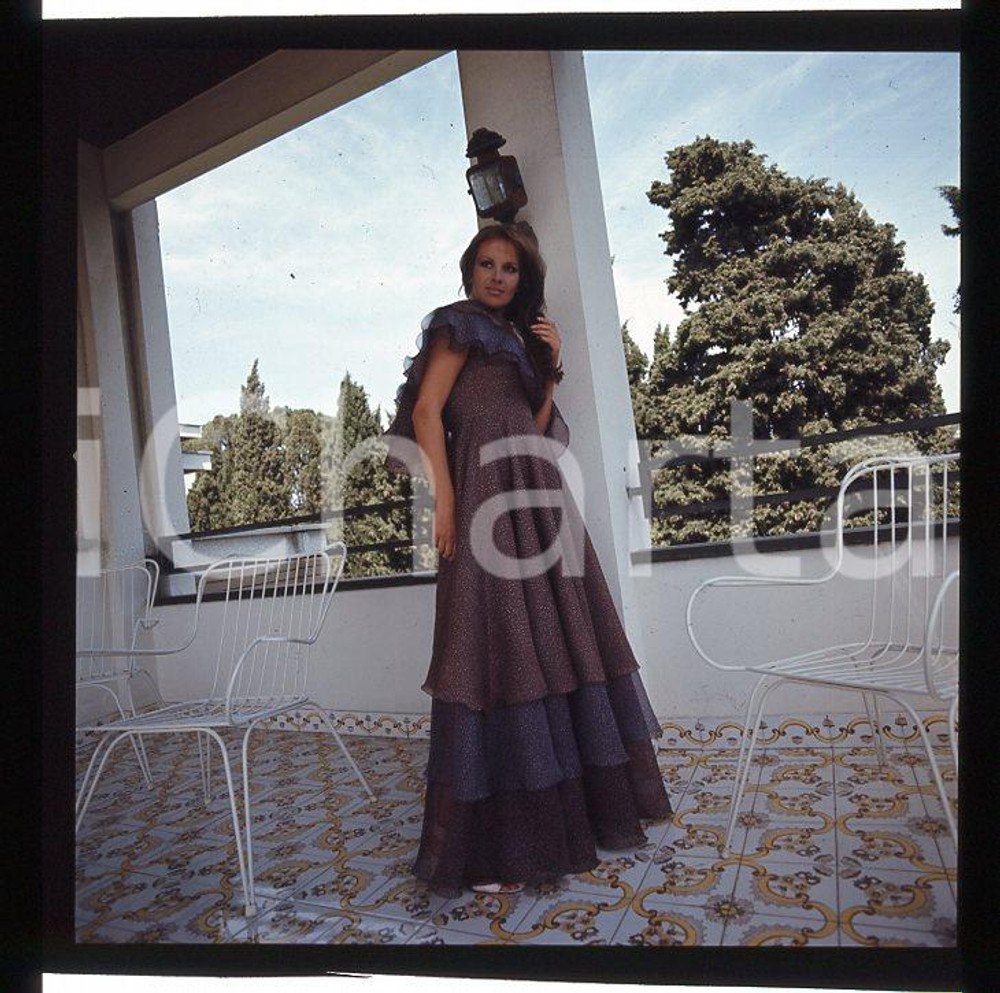 1975ca ANTONELLA LUALDI ritratto in esterno *DIAPOSITIVA ORIGINALE 1   Positivo fotografico originale d'epoca a colori su pellicola  E' SEVERAMENTE VIETATA LA RIPRODUZIONE.TUTTI I DIRITTI SONO RISERVATI.ICharta mette in vendita, sul negozio eBay e in esclusiva sul sito "icharta" il proprio archivio composto da numerose diapositive e negativi fotografici d'epoca, tutti originali e autentici, che attraversano la storia del costume italiano tra gli la fine degli anni Sessanta e Novanta.Si tratta di uno sguardo inedito sull'attualità, la politica, la vita quotidiana, il gossip e la cultura, che fotografa il cambiamento della nazione in quest'ultimo scorcio del XX secolo. Un'occasione unica per il mercato del collezionismo, che vede finalmente disponibile un archivio eccezionale per vastità, tematiche e condizioni, in un settore (il negativo fotografico e la diapositiva) di assoluta novità e dalle interessanti prospettive di investimento. CONDIZIONI:FAIR/discretoFORMATO: cm 6 x 6 originale e autentica 1
