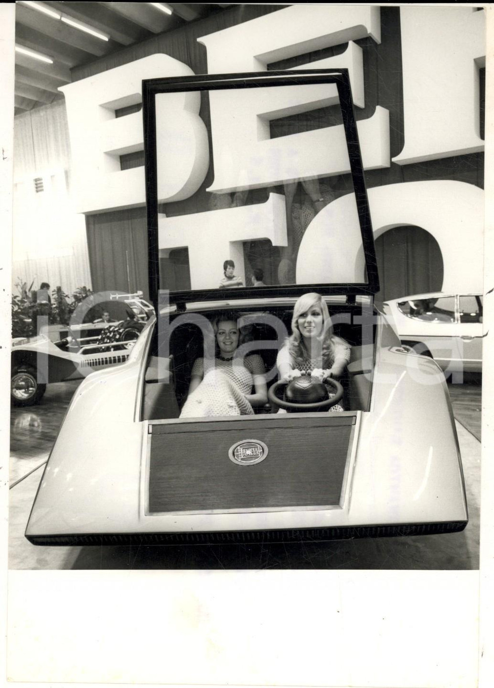 Fotografia d epoca originale 1970 TORINO SALONE DELL AUTO Modelle in abito a rete su LANCIA FULVIA BERTONE 1