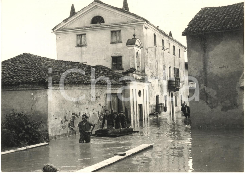 1957 ALLUVIONE LOMBRIASCO (TO) Abitanti nel paese allagato - Foto 18x13 cm