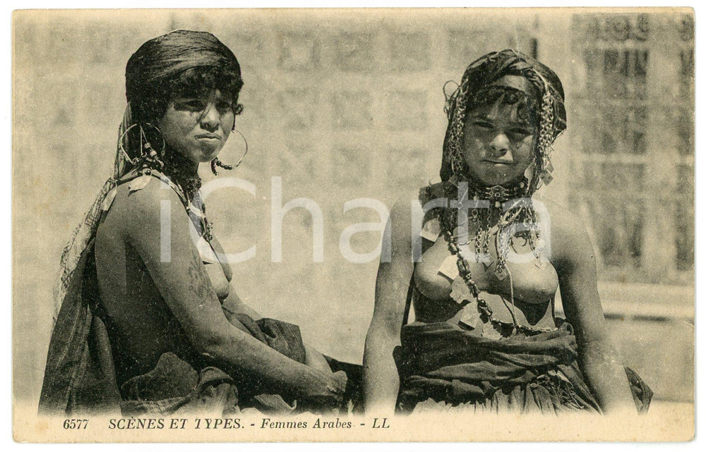 1910 ca ETHNIC NUDE Femmes Arabes - DAMAGED postcard topless risque  Cartolina postale d'epoca, non viaggiata.CONDIZIONI: VP (profonda piegatura diagonale)FORMATO: FP    originale e autentica 1