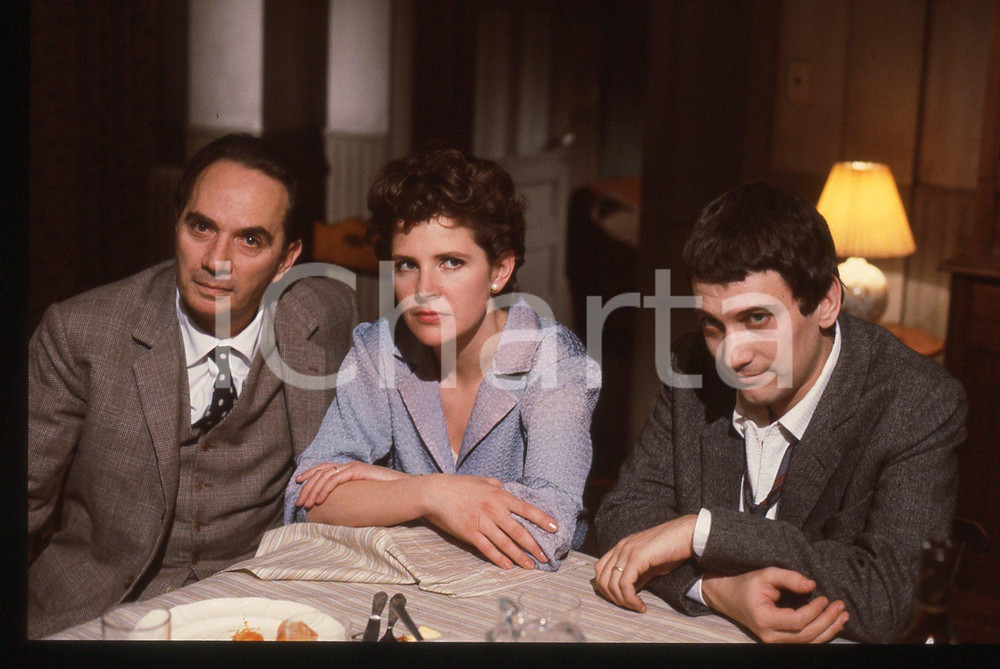 35mm vintage slide* 1985 RAI Antonio CASAGRANDE Emilio BONUCCI Pamela VILLORESI  Diapositiva d'epoca, in formato 35 mm. La diapositiva illustra il set del commedia televisiva "Un cappello pieno di pioggia", trasmessa su Rai Due nel 1985.CONDIZIONI: GOOD   Tutti i diritti riservati.E' severamente vietata la riproduzione. ICharta mette in vendita, sul negozio eBay e in esclusiva sul sito "icharta" il proprio archivio composto da numerose diapositive e negativi fotografici d'epoca, tutti originali e autentici, che attraversano la storia del costume italiano tra gli la fine degli anni Sessanta e Novanta.Si tratta di uno sguardo inedito sull'attualit&agrave;, la politica, la vita quotidiana, il gossip e la cultura, che fotografa il cambiamento della nazione in quest'ultimo scorcio del XX secolo. Un'occasione unica per il mercato del collezionismo, che vede finalmente disponibile un archivio eccezionale per vastit&agrave;, tematiche e condizioni, in un settore (il negativo fotografico e la diapositiva) di assoluta novit&agrave; e dalle interessanti prospettive di investimento.  originale e autentica 1