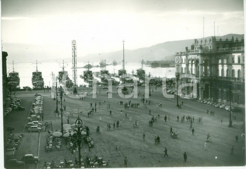 Fotografia d epoca originale 1962 TRIESTE Pescherecci al porto e turisti in piazza Fotografia 1