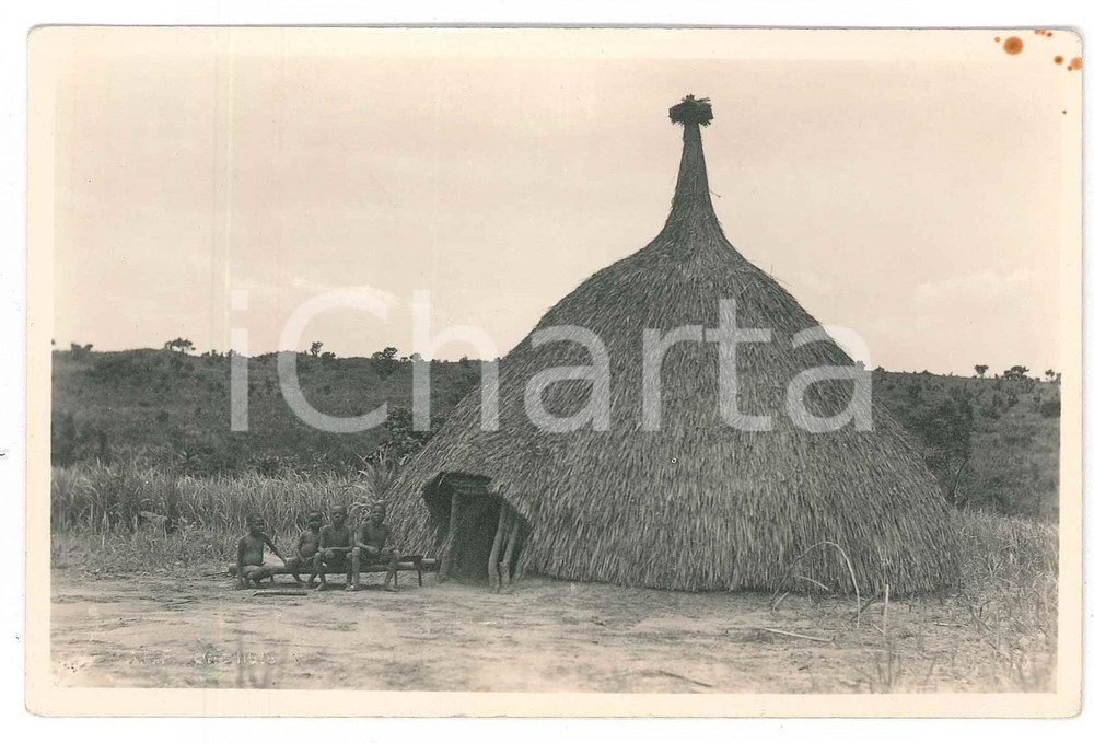 1930 ca C. ZAGOURSKI «L'Afrique qui disparaît»  A.E.F. Une hutte - Postcard 147  Fotocartolina postale d'epoca, appartenente alla serie &laquo;L'Afrique qui dispara&icirc;t&raquo; del fotografo Casimir Zagourski (L&eacute;opoldville).N&deg; 147, non viaggiata.CONDIZIONI: F (macchie di ruggine all'angolo superiore destro)FORMATO: 14x9 cm    originale e autentica 1