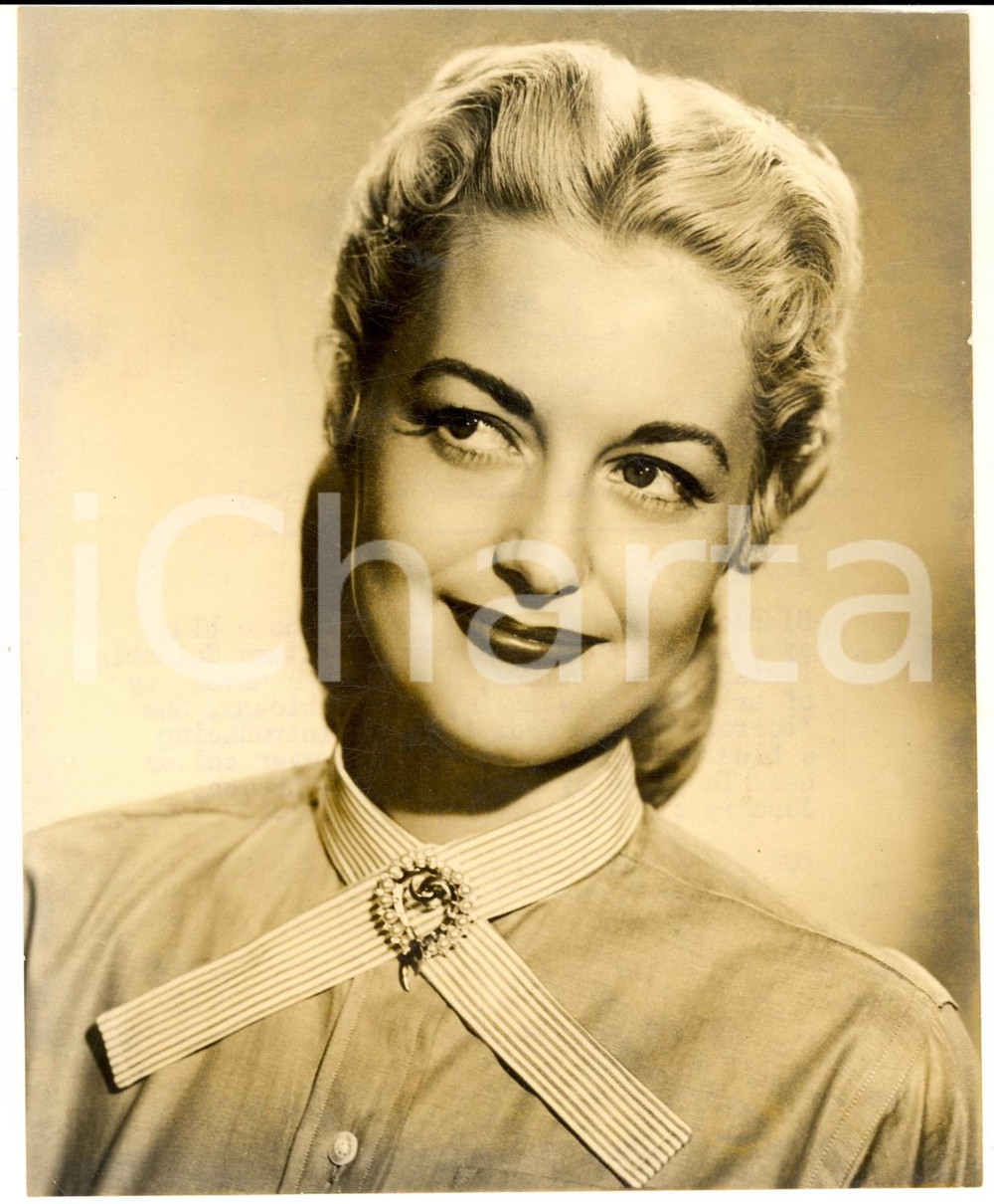 1955 CINEMA Actress Connie TOWERS wearing a striped cross over collar - Photo Fotografia d'epoca con didascalia coeva al verso.  CONDIZIONI: GFORMATO:  15x19 cm     originale e autentica 1