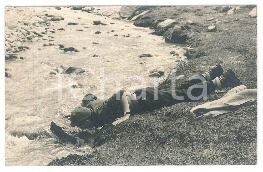 Fotografia d epoca originale 1935 ca ITALIA Escursionista si sporge in un ruscello Foto anonima 14x9 cm 1