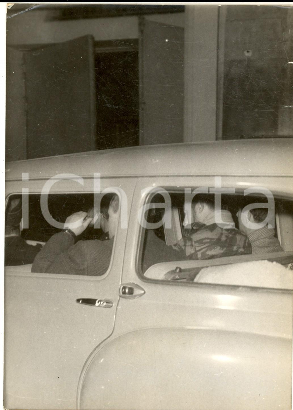 Fotografia d epoca originale 1960 PARIS Pierre LAGAILLARDE emmenÃ© en prison pour le COMPLOT D ALGER Photo 1