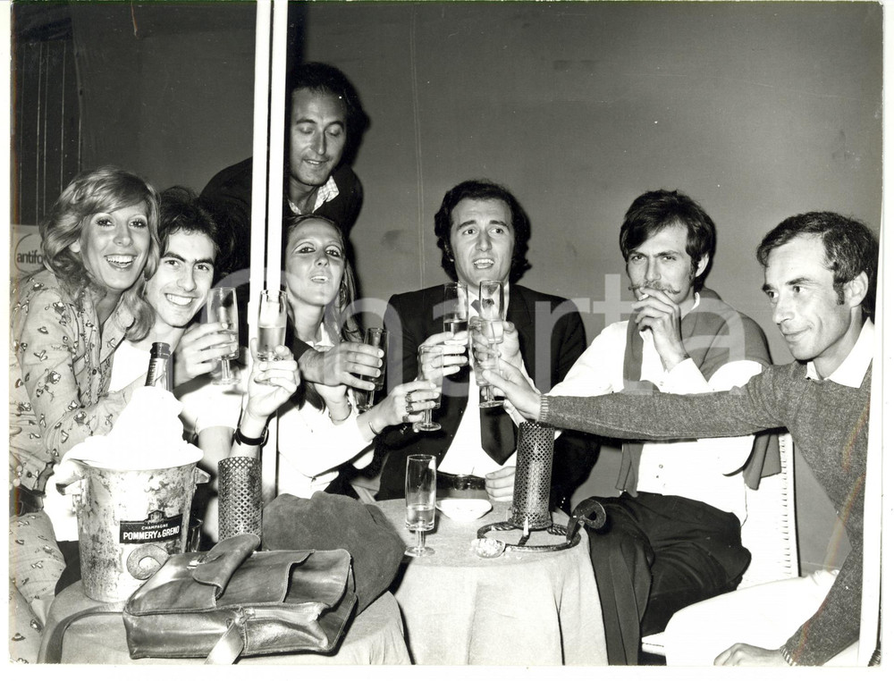 Fotografia d epoca originale 1970 ca GENOVA Brindisi tra amici Fotografia VINTAGE 24x18 1