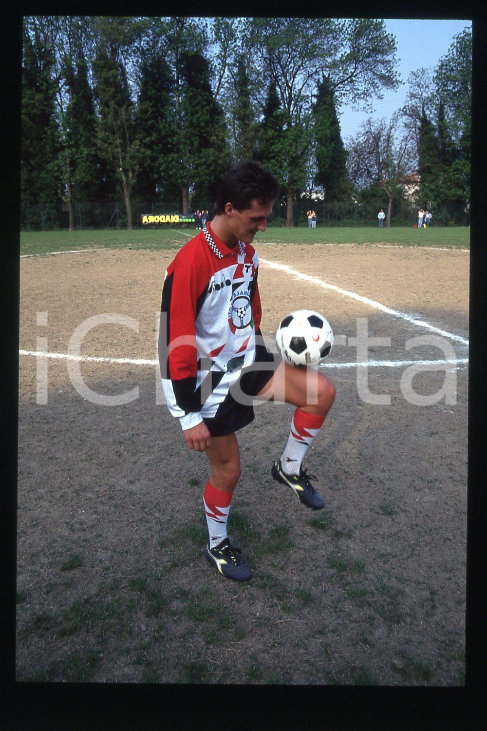 35mm vintage slide* 1990 ca FORMULA1 Michael SCHUMACHER playing in a soccer (22)  Diapositiva d'epoca, in formato 35 mm.CONDIZIONI: GOODE' severamente vietata la riproduzione. Tutti i diritti sono riservati.Nella diapositiva ICharta mette in vendita, sul negozio eBay e in esclusiva sul sito "icharta" il proprio archivio composto da numerose diapositive e negativi fotografici d'epoca, tutti originali e autentici, che attraversano la storia del costume italiano tra gli la fine degli anni Sessanta e Novanta.Si tratta di uno sguardo inedito sull'attualit&agrave;, la politica, la vita quotidiana, il gossip e la cultura, che fotografa il cambiamento della nazione in quest'ultimo scorcio del XX secolo. Un'occasione unica per il mercato del collezionismo, che vede finalmente disponibile un archivio eccezionale per vastit&agrave;, tematiche e condizioni, in un settore (il negativo fotografico e la diapositiva) di assoluta novit&agrave; e dalle interessanti prospettive di investimento.  FAIR/discreto   originale e autentica 1