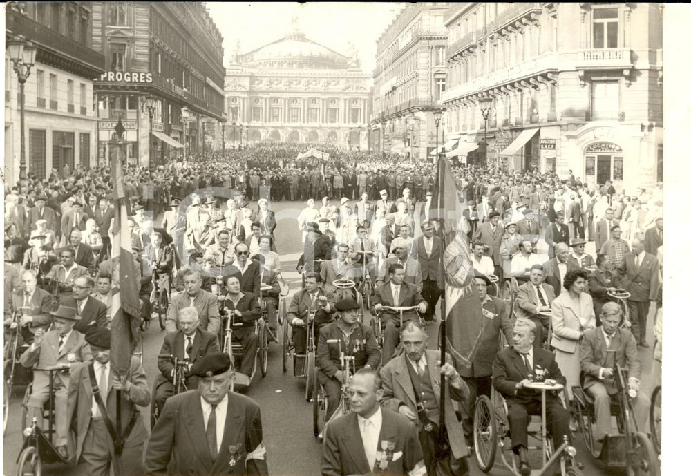 Fotografia d epoca originale 1959 PARIS Avenue de l OPERA  Manifestation des Anciens Combattants Photo 1