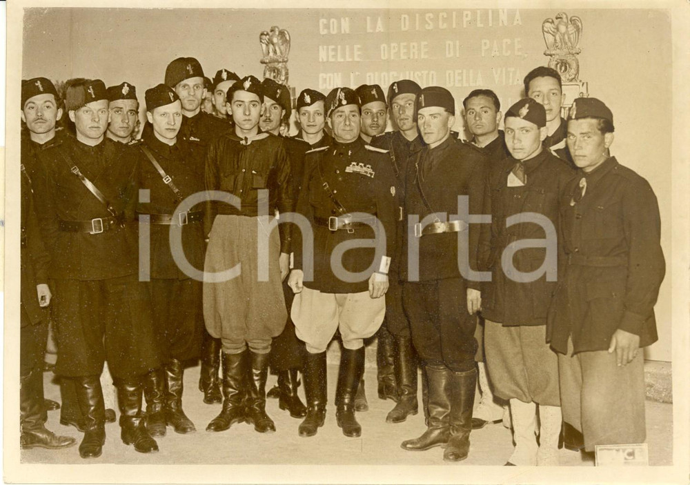 Fotografia d epoca originale 1938 ROMA Achille STARACE segretario PNF con vincitori dei LITTORIALI del lavoro 1