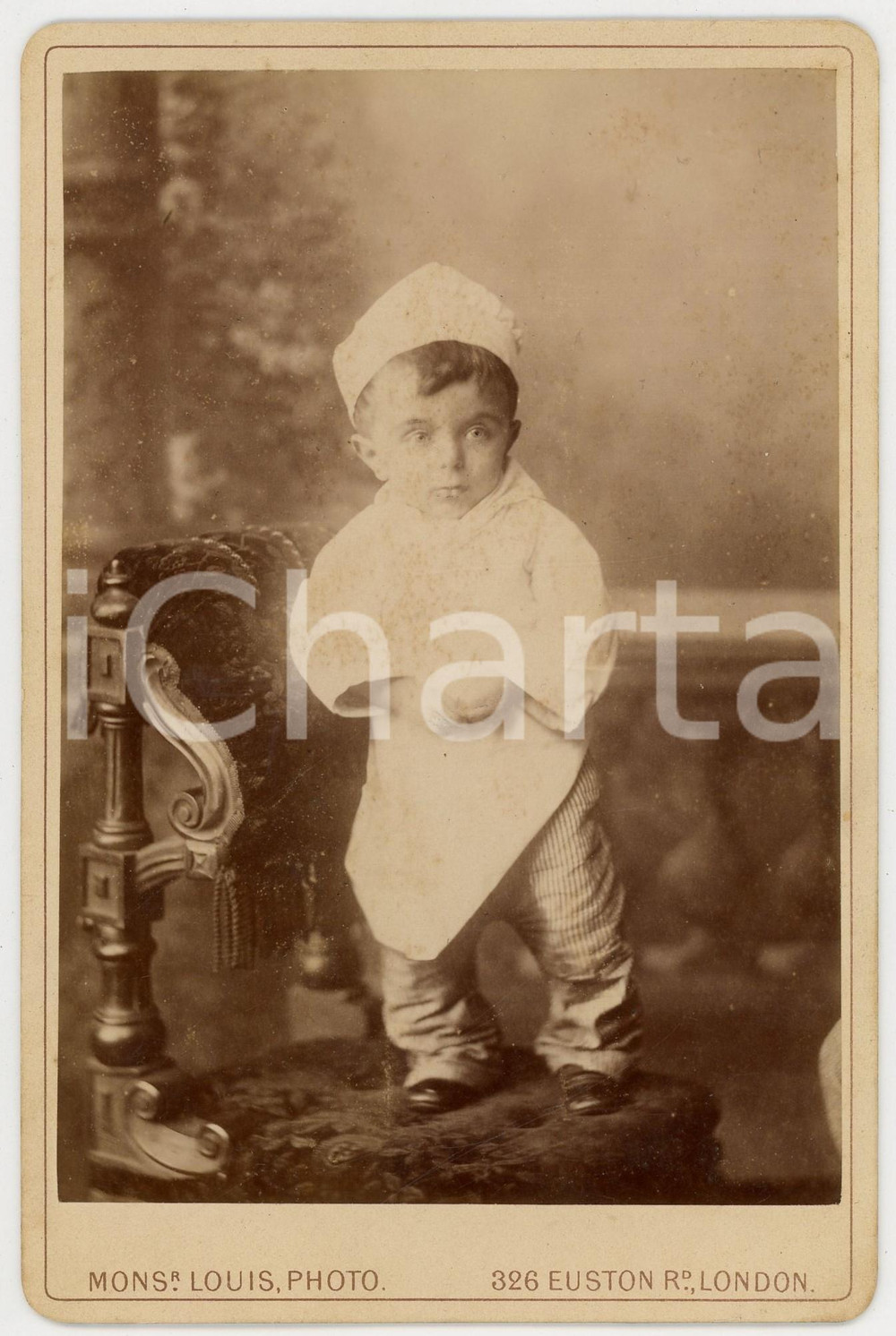 Fotografia d epoca originale 1880 ca LONDON Famiglia DELLA CASA  Bambino in divisa da cuoco Foto LOUIS RARA 1