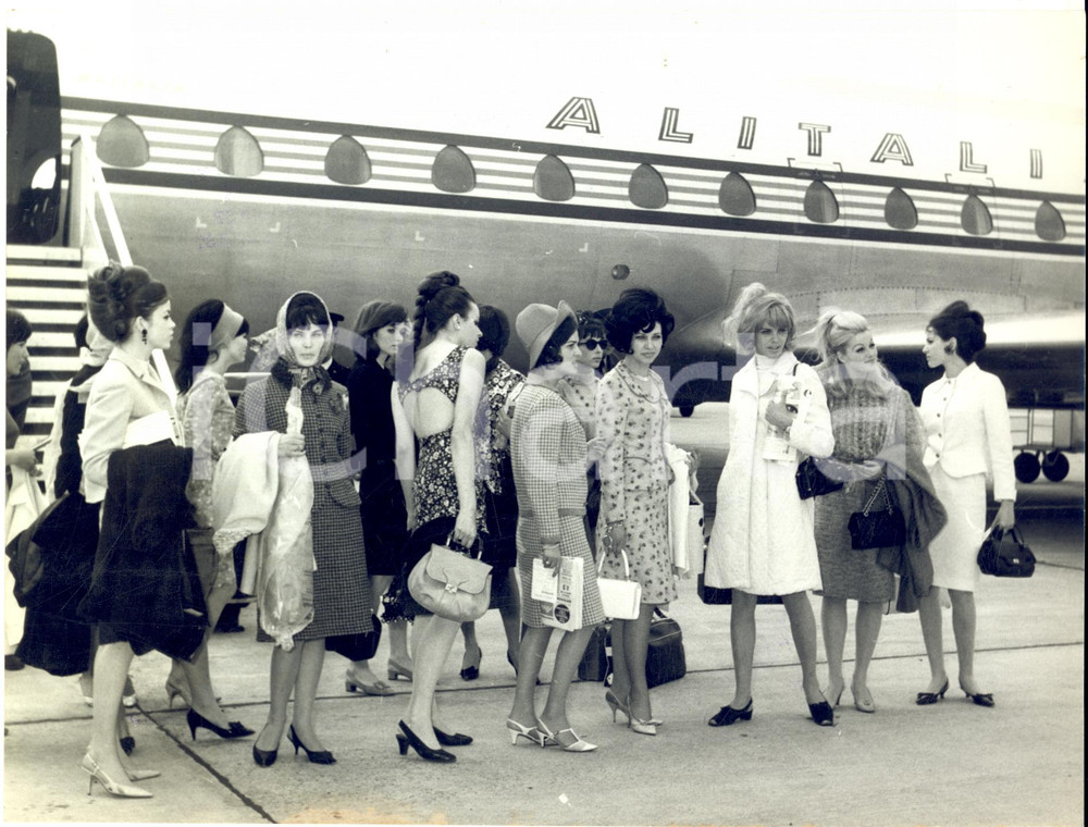 1966 MILANO Arrivo Birgit AHSBAHS con venti modelle su volo ALITALIA Foto 24x18