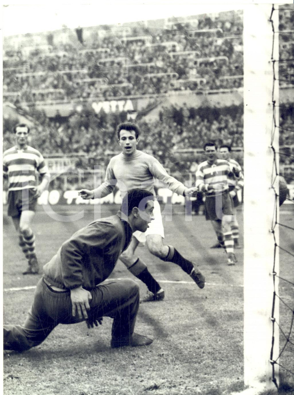 1960 TORINO CALCIO Allenamento Nazionale  - Giuliano SARTI su tiro Gino STACCHINI