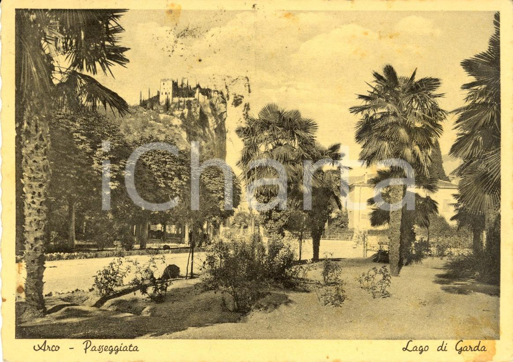 Cartolina originale da collezione 1942 ARCO (TN) Lago di GARDA Passeggiata con veduta castello *Cartolina FG VG 1