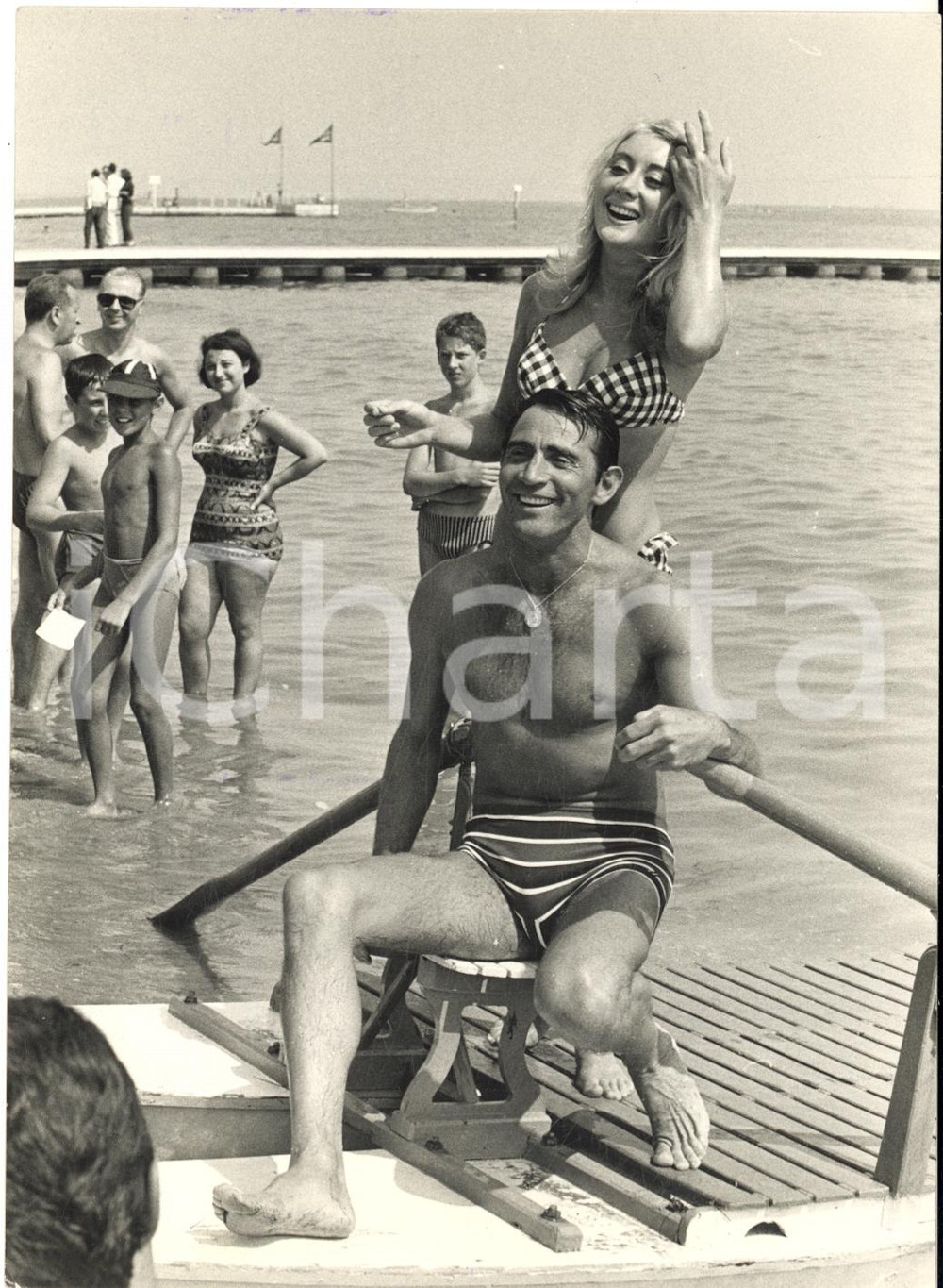 1963 VENEZIA Mostra del Cinema - Walter CHIARI e Linda SCOTT al Lido *Foto