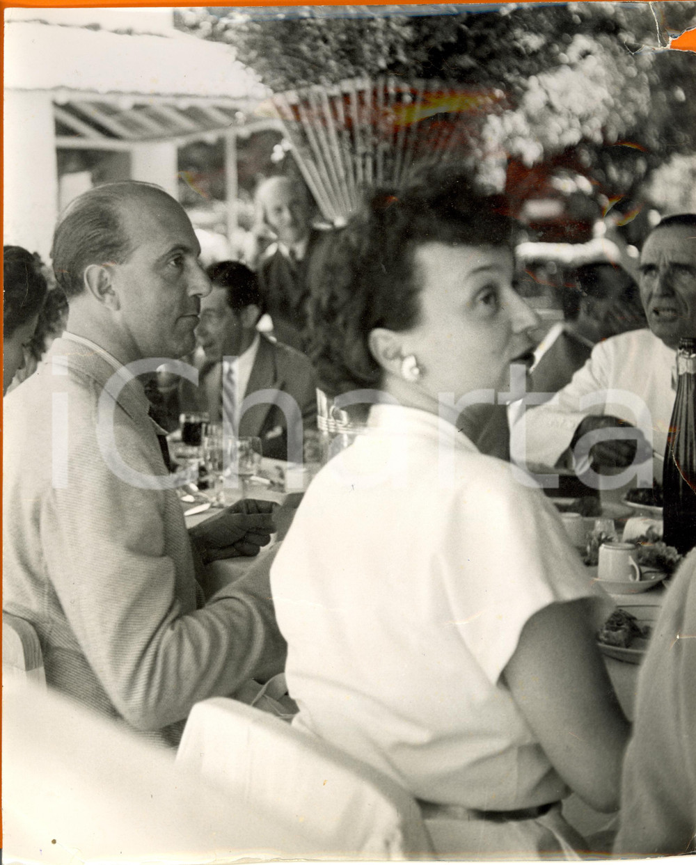 Fotografia d epoca originale 1955 ca CASCAIS PORTOGALLO? Umberto di SAVOIA durante pranzo Foto DANNEGGIATA 1