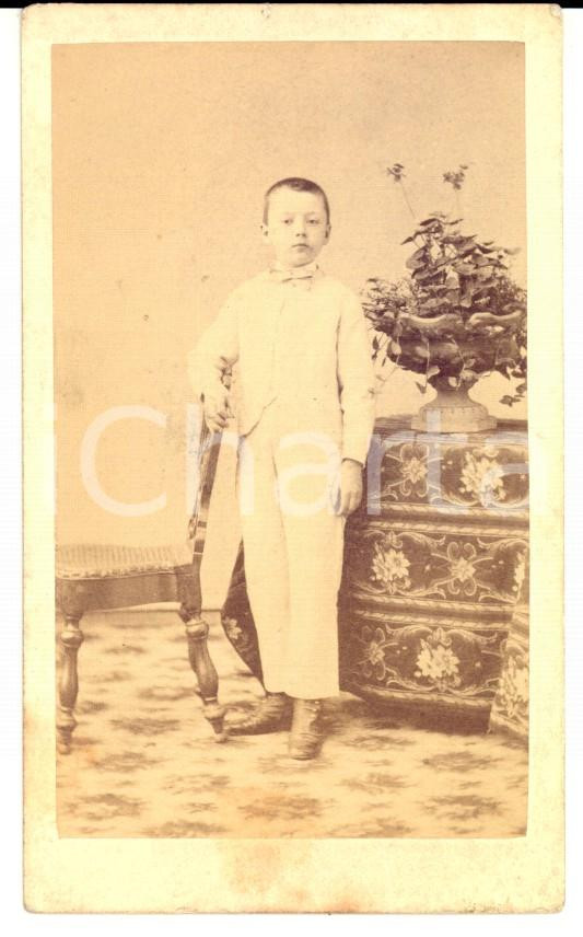 Fotografia d epoca originale 1870 ca  CLERMONTFERRAND F Ritratto di bambino in abito bianco Foto RENAUD 1
