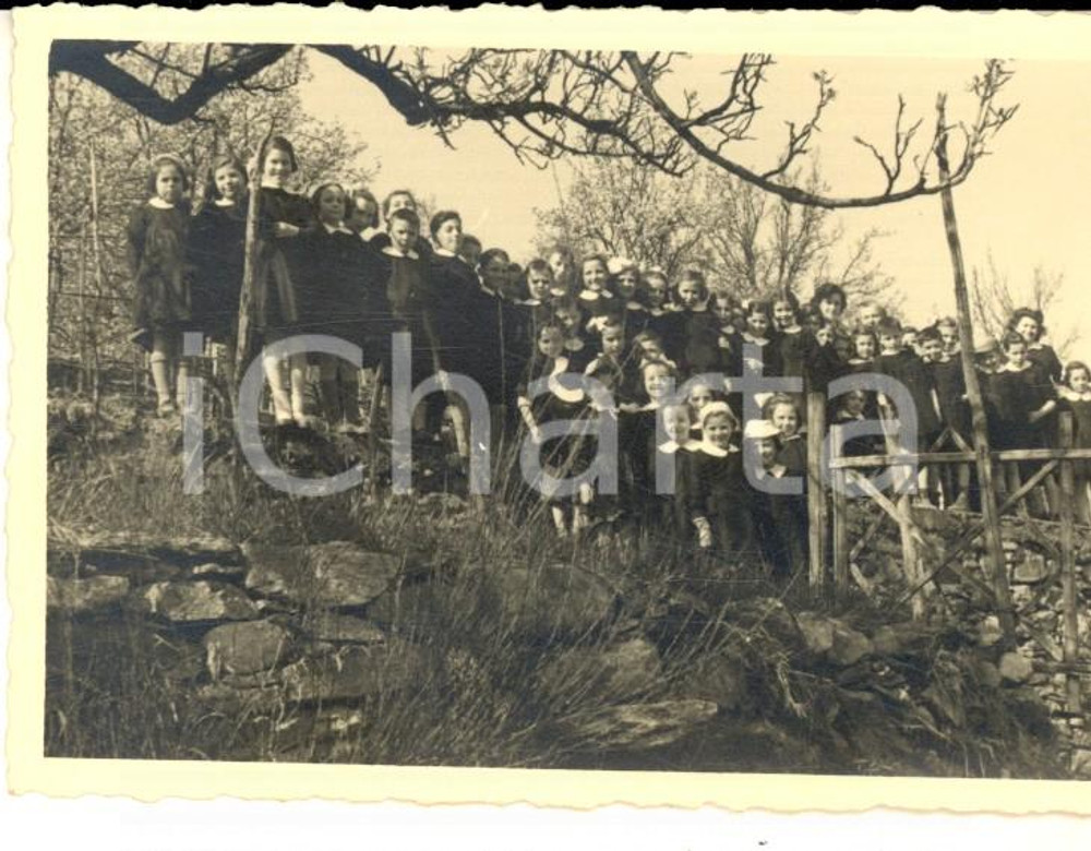 Fotografia d epoca originale 1951 LESA NO Scolaresca di bambine in gita Foto VINTAGE  9x7 cm 1
