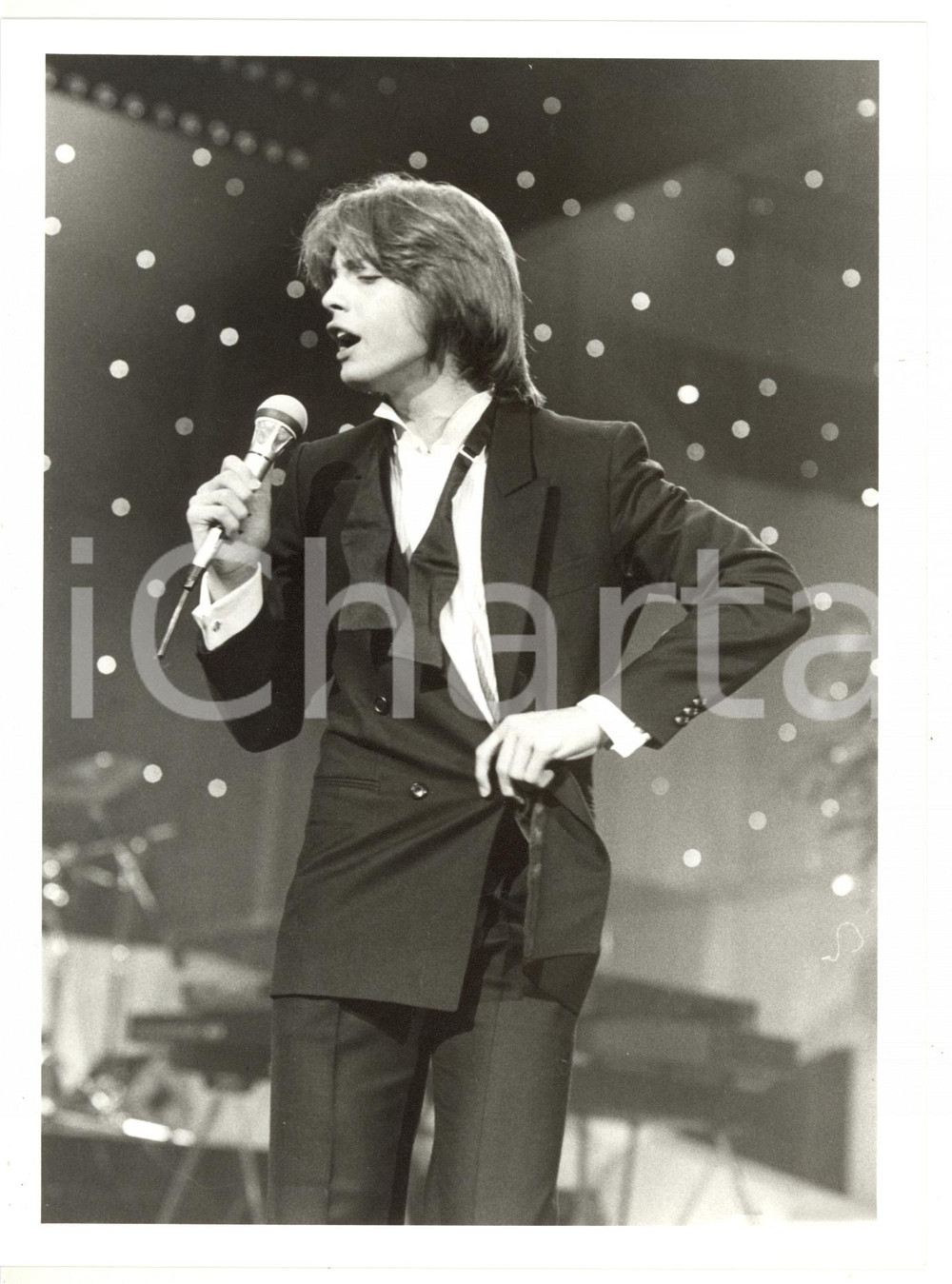 Fotografia d epoca originale 1985 FESTIVAL DI SANREMO Luis MIGUEL sul palco dell Ariston  Foto 18x24 cm 1