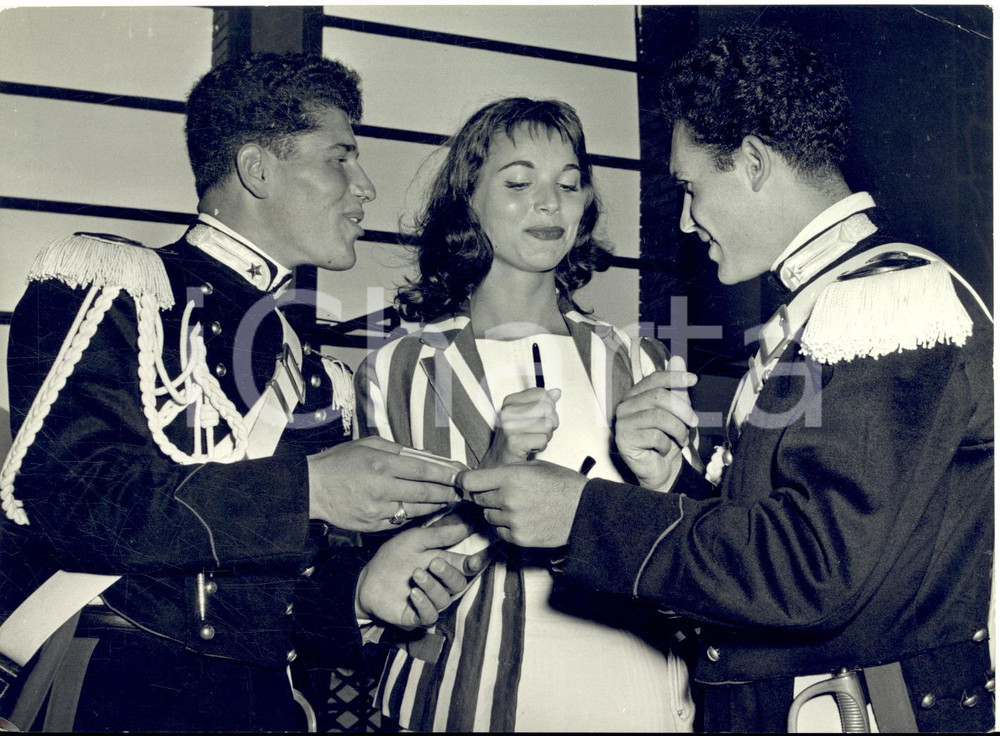 1956 VENEZIA Mostra del Cinema - Elsa MARTINELLI firma autografi ai carabinieri