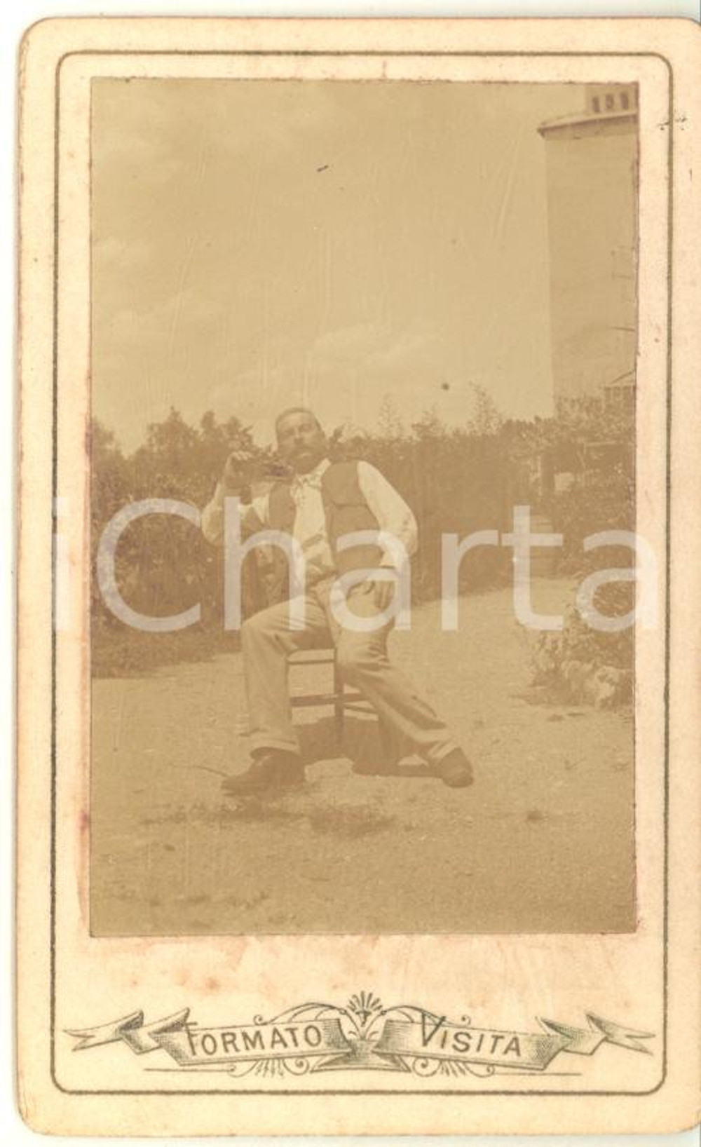 1910 ca ITALIA - COSTUME - Ritratto di un uomo nell'orto -  Foto CDV Fotografia d'epoca, montata su cartoncino rigido.CONDIZIONI: G FORMATO: CDV    originale e autentica 1