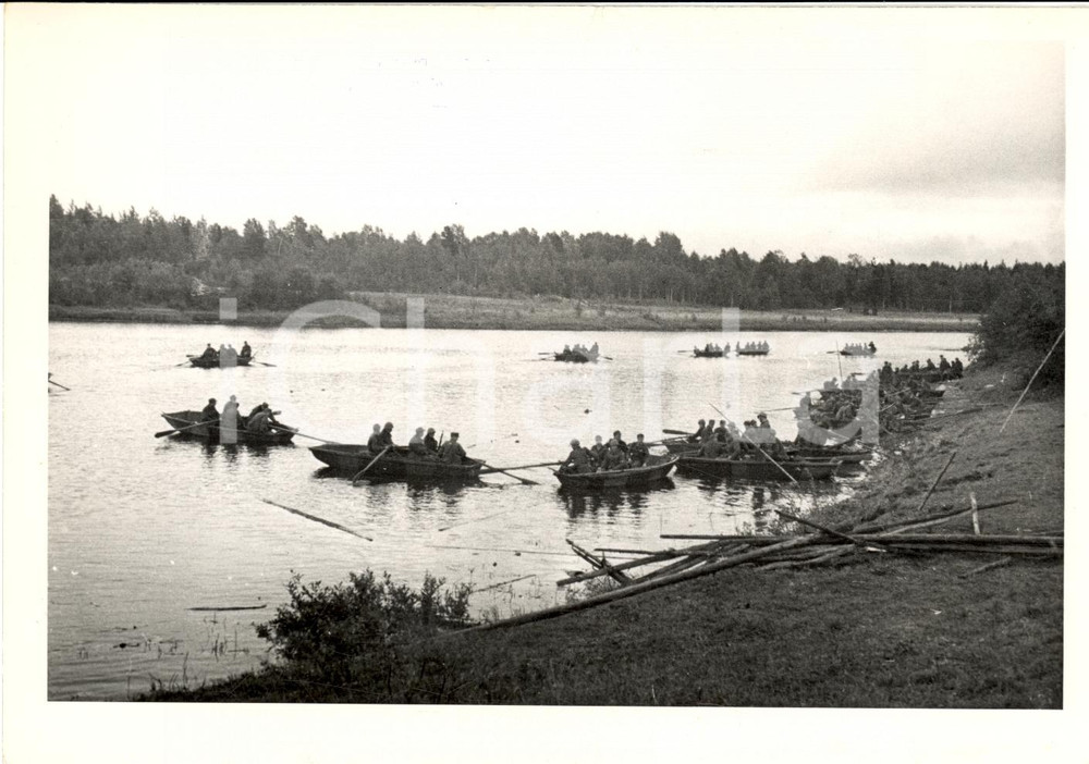 Fotografia d epoca originale 1940 ca CARELIA Truppe finlandesi attraversano fiume su battelli FOTOGRAFIA 1