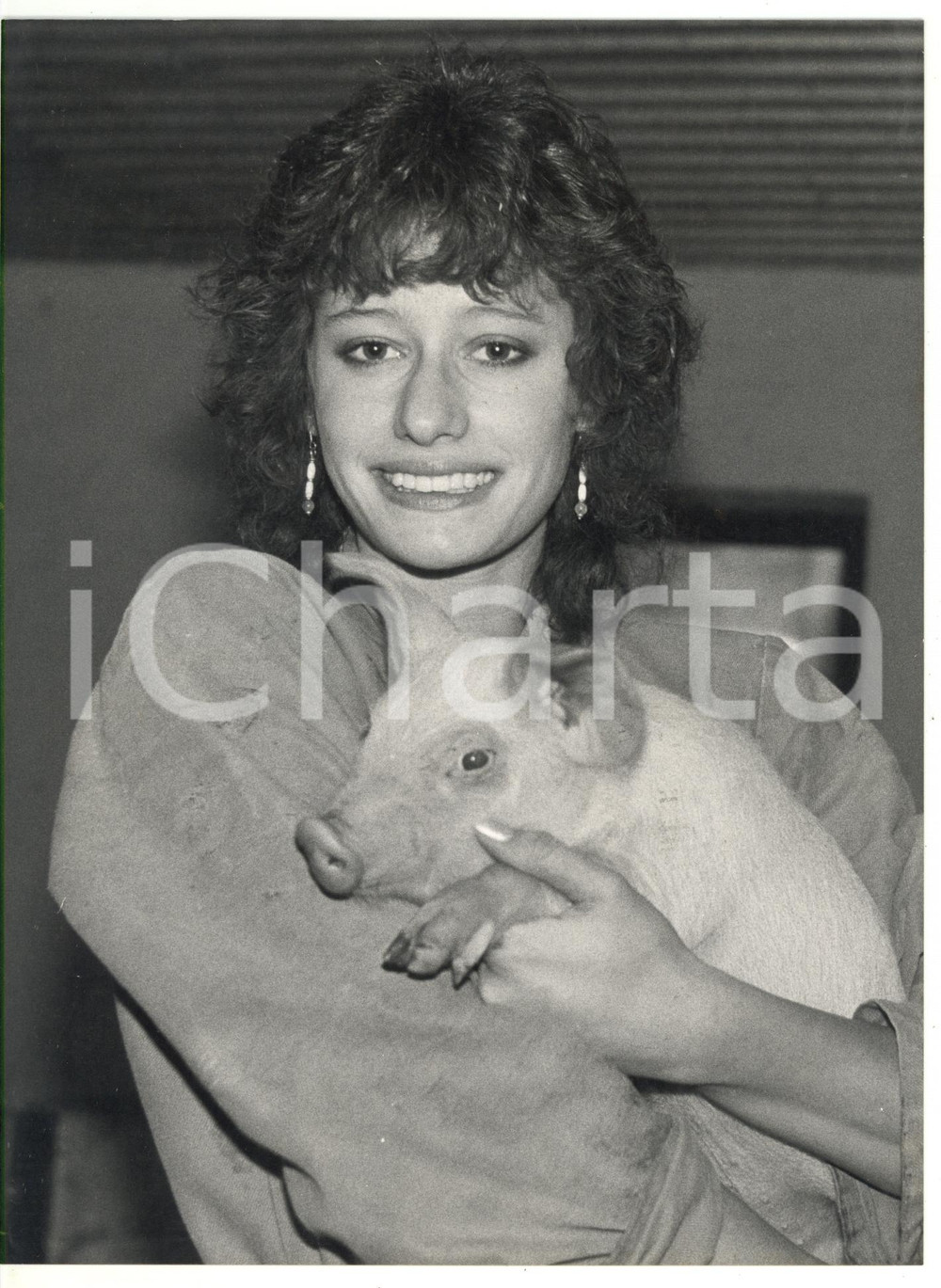 1985 ca VEBEROED (SVEZIA) Christel SCHULER abbraccia un maialino *Foto 18x24 cm