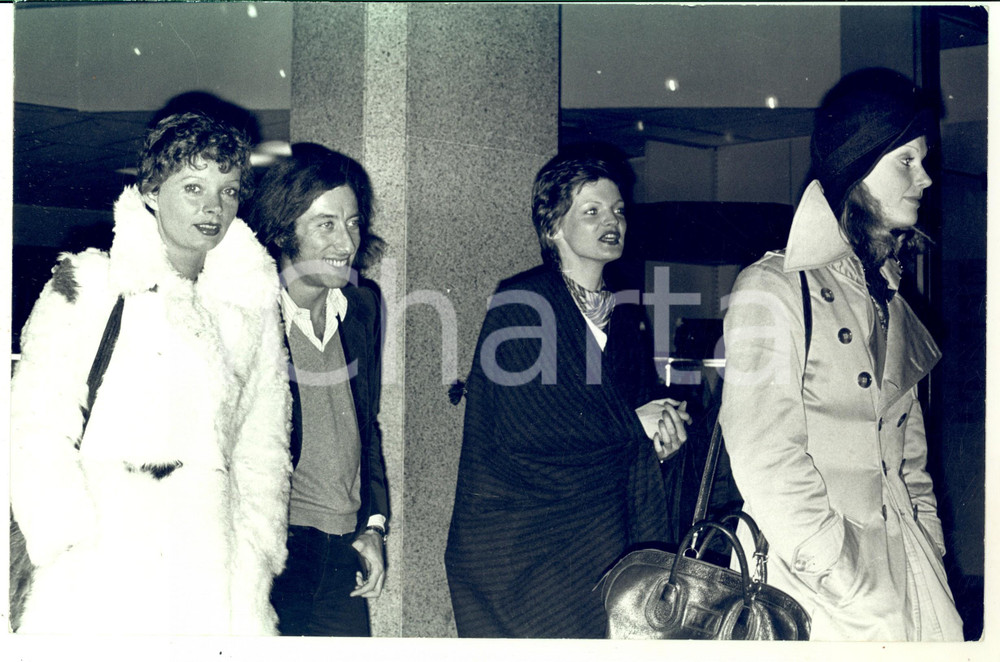 1970 ca MILANO (?) Ritratto Alfredo CERRUTI all'uscita da un locale *Fotografia Fotografia d'epoca. CONDIZIONI: G (ma minima piegatura angolare)FORMATO: 30x20 cm      originale e autentica 1