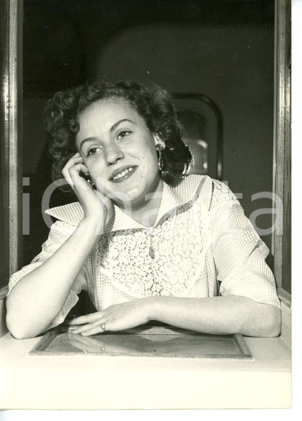 1954 ROMA Ritratto dell'attrice Lucy VALNOR *Foto VINTAGE 13x18 cm Fotografia d'epoca, con didascalia coeva al verso.CONDIZIONI: G (ma lieve sovraimpressione)FORMATO: 13x18 cm    originale e autentica 1