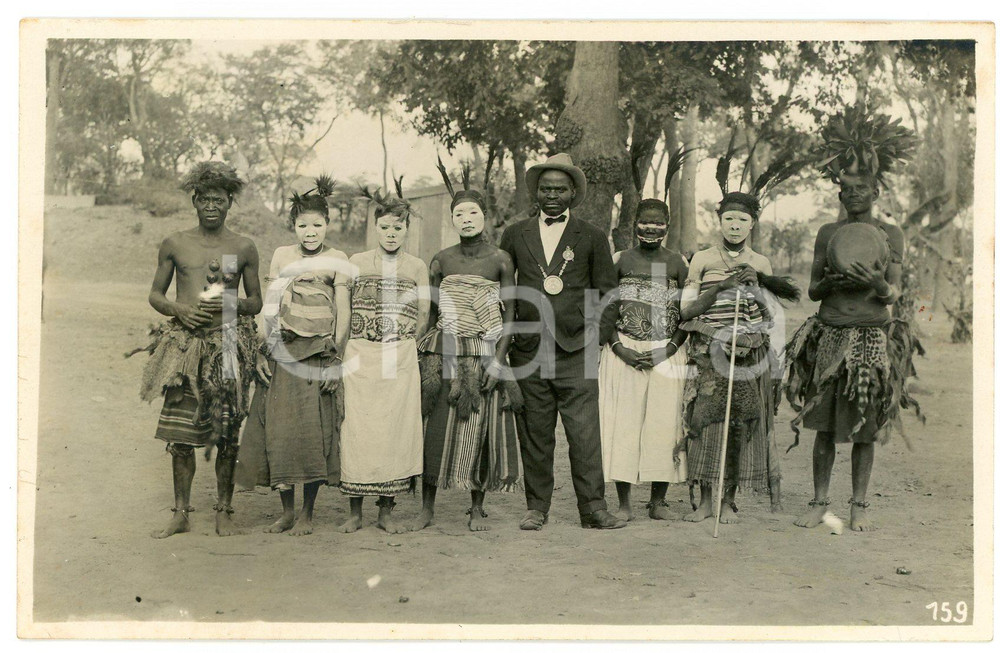 1930 ca CONGO BELGE - Sultan MWENDA avec danseurs - Photo Léopold GABRIEL 159 Fotografia originale d'epoca, in formato cartolina postale.FOTOGRAFO: L&eacute;opold Gabriel   FAIR/discreto residui di carta e colla al verso Formato: 14x9 cm originale e autentica 1