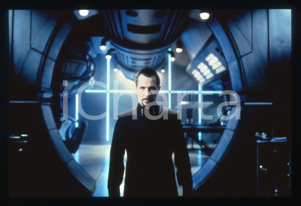 35mm vintage slide* 1998 Film LOST IN SPACE - Gary OLDMAN in una scena (1)   Diapositiva d'epoca, in formato 35 mm.  CONDIZIONI: GOOD   Tutti i diritti riservati.E' severamente vietata la riproduzione.  ICharta mette in vendita, sul negozio eBay e in esclusiva sul sito "icharta" il proprio archivio composto da numerose diapositive e negativi fotografici d'epoca, tutti originali e autentici, che attraversano la storia del costume italiano tra gli la fine degli anni Sessanta e Novanta.Si tratta di uno sguardo inedito sull'attualit&agrave;, la politica, la vita quotidiana, il gossip e la cultura, che fotografa il cambiamento della nazione in quest'ultimo scorcio del XX secolo. Un'occasione unica per il mercato del collezionismo, che vede finalmente disponibile un archivio eccezionale per vastit&agrave;, tematiche e condizioni, in un settore (il negativo fotografico e la diapositiva) di assoluta novit&agrave; e dalle interessanti prospettive di investimento.   originale e autentica 1