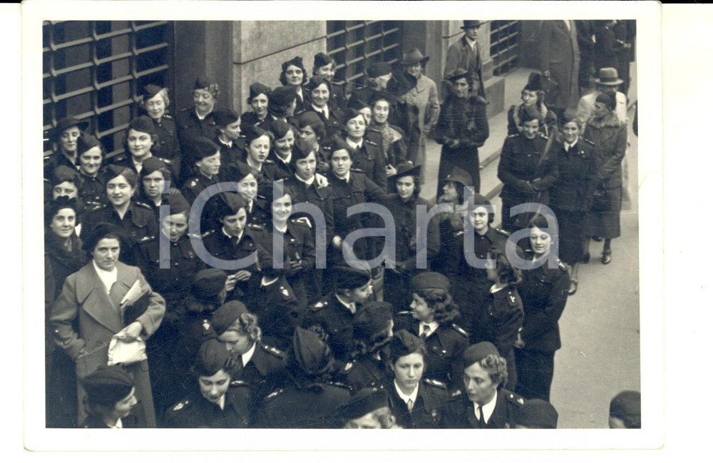 Fotografia d epoca originale 1940 ca MILANO FASCI FEMMINILI Gruppo di giovani donne in partenza Foto 15x10 1