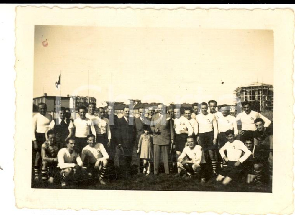 Fotografia d epoca originale 1936 CALCIO MILANO Dirigente con squadra dilettanti Foto VINTAGE 9x7 cm 1