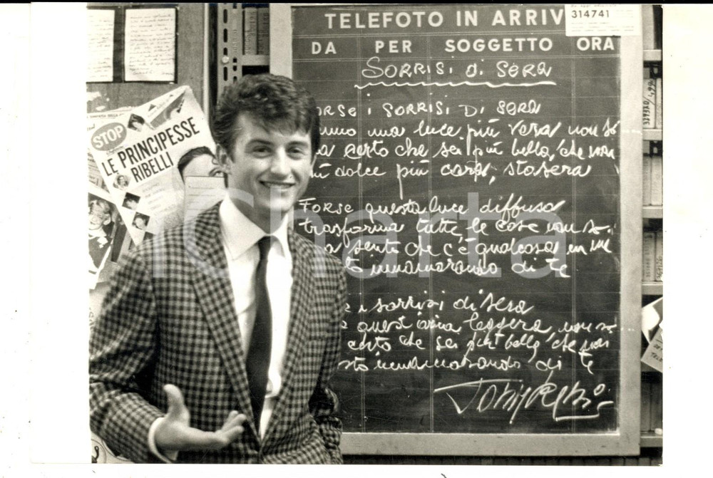 Fotografia d epoca originale 1963 MILANO Tony RENIS scrive alla lavagna il testo di Sorrisi di sera Foto 1