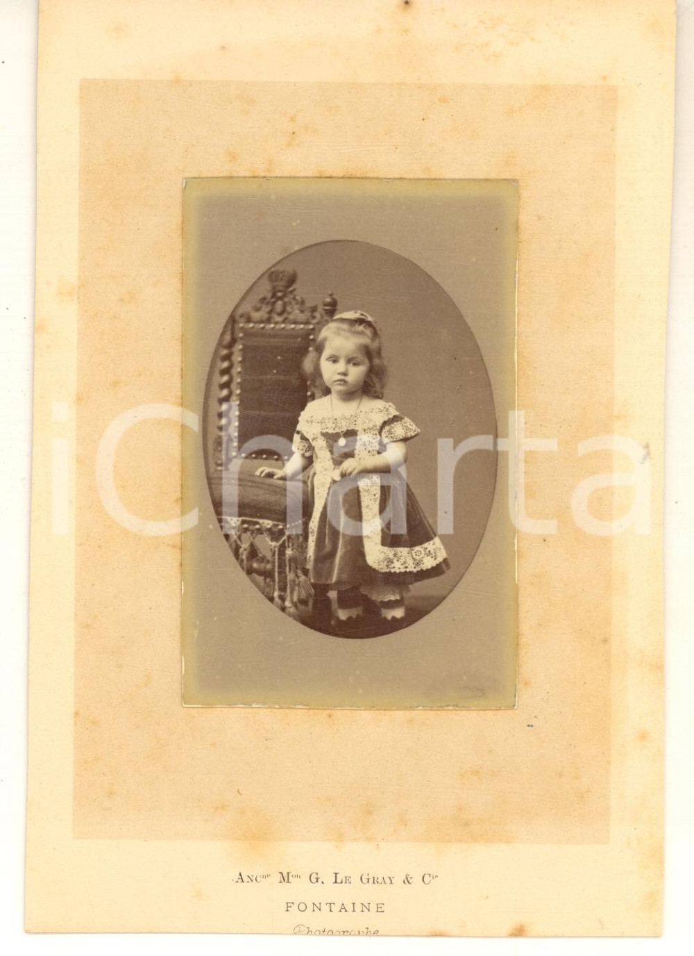 1890 ca FRANCE Bambina in abito di velluto - Ritratto - Foto FONTAINE 11x16 cm Fotografia d'epoca, su cartoncino. FOTOGRAFO: Ancienne Maison G. Le Gray &amp; Cie - Fontaine photographeCONDIZIONI: F (margini rifilati)FORMATO: 11x16 cm    originale e autentica 1